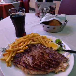 Costata di manzo con contorno di patatine fritte