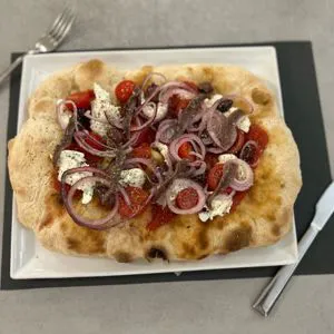 Pizzarella pronta per andare in forno 